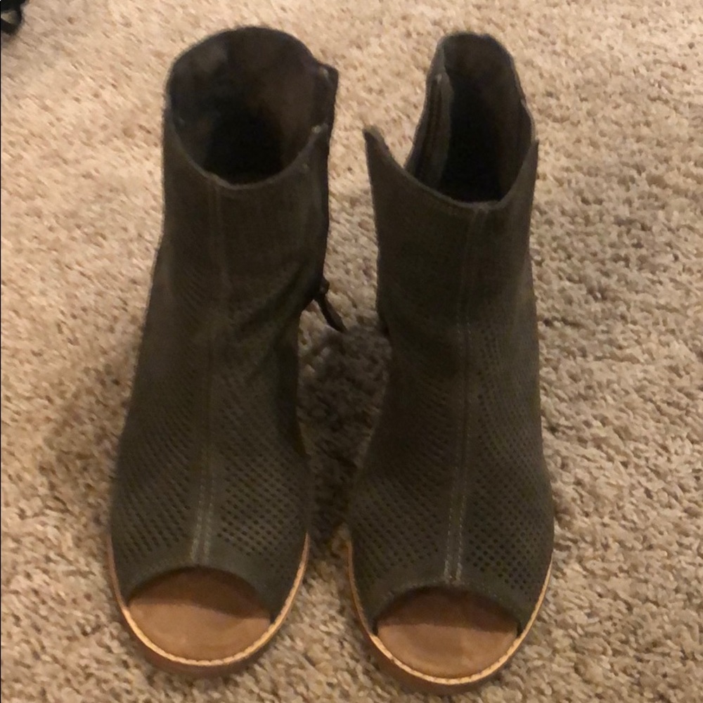 Toms Majorca olive green suede peep toe booties